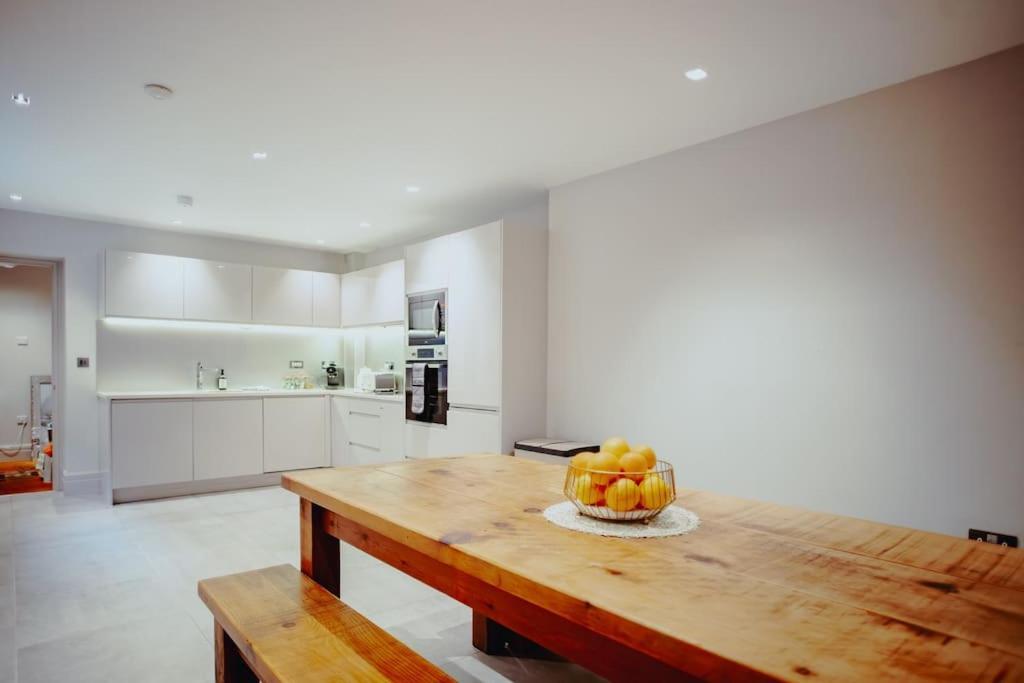 3-Story Townhouse - Sleeps 8 Apartman Leeds  Kültér fotó