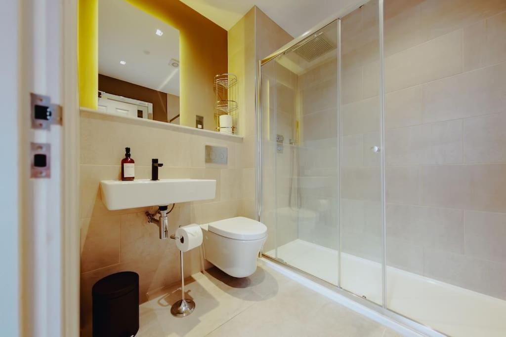 3-Story Townhouse - Sleeps 8 Apartman Leeds  Kültér fotó
