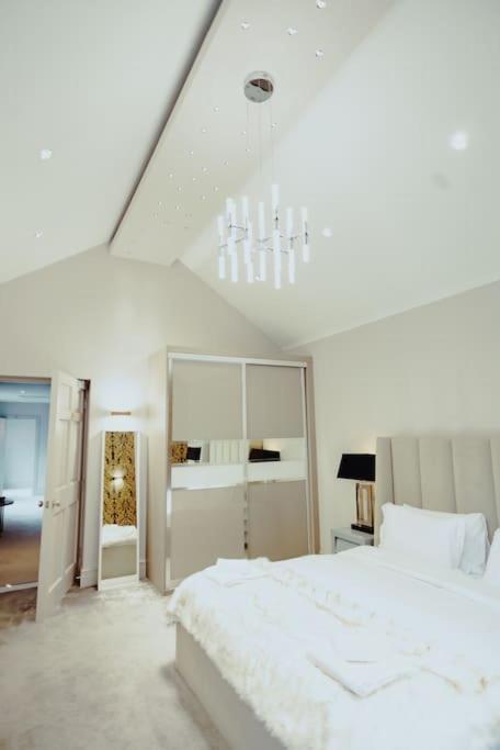 3-Story Townhouse - Sleeps 8 Apartman Leeds  Kültér fotó