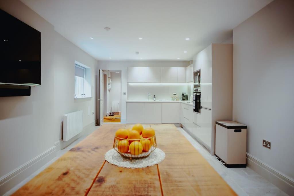 3-Story Townhouse - Sleeps 8 Apartman Leeds  Kültér fotó