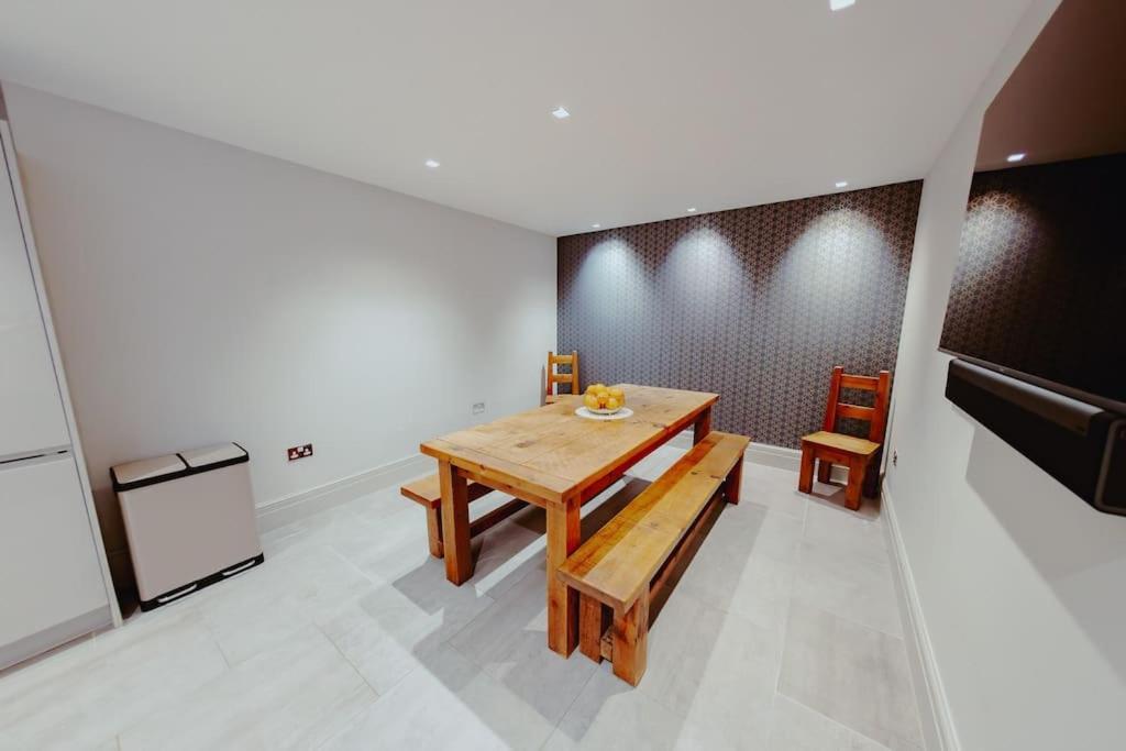 3-Story Townhouse - Sleeps 8 Apartman Leeds  Kültér fotó