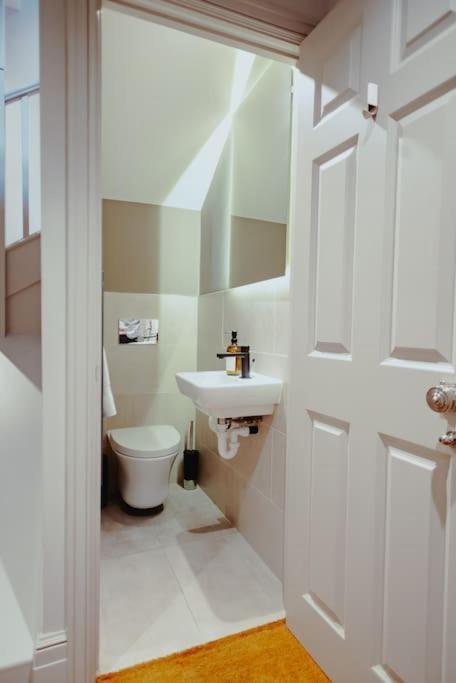 3-Story Townhouse - Sleeps 8 Apartman Leeds  Kültér fotó