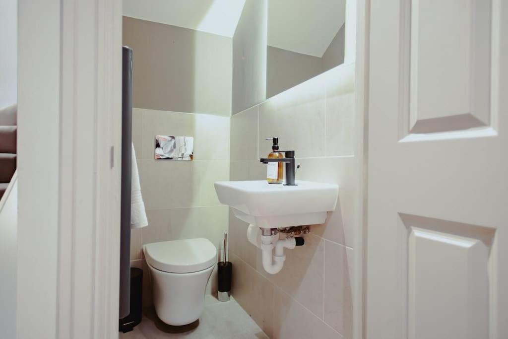 3-Story Townhouse - Sleeps 8 Apartman Leeds  Kültér fotó