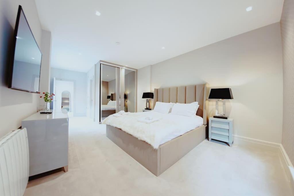 3-Story Townhouse - Sleeps 8 Apartman Leeds  Kültér fotó